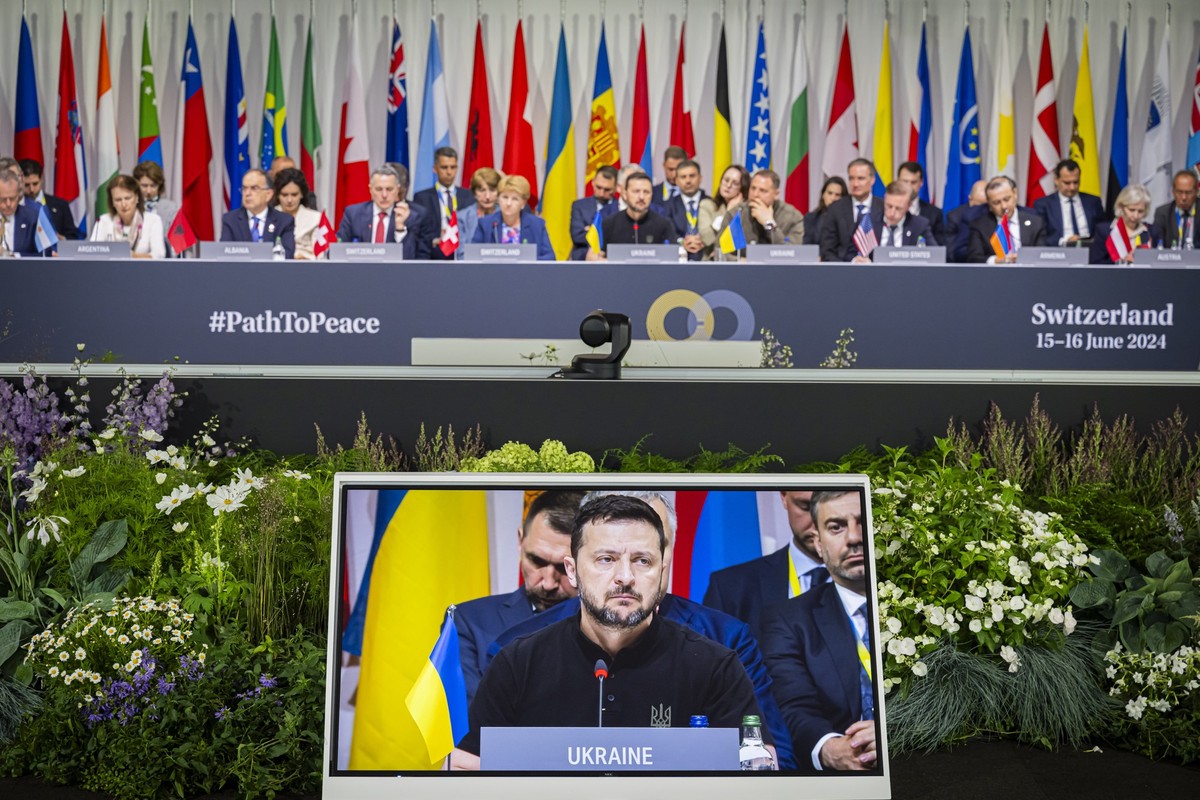16.06.2024, Schweiz, Stansstad: Wolodymyr Selenskyj, Pr�sident der Ukraine, ist auf einem Monitor zu sehen w�hrend einer Plenarsitzung bei der Friedenskonferenz. Staatsoberh�upter aus der ganzen Welt  ...
