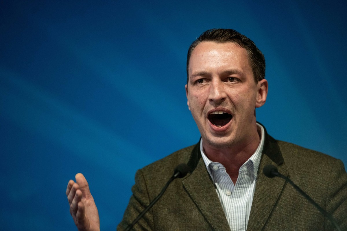 03.01.2025, Nordrhein-Westfalen, Marl: Matthias Helferich, fraktionslos aber AfD-Parteimitglied, spricht zu den Delegierten. Bei dem Aufstellungsparteitag der NRW-AfD soll die Landesliste für die Bund ...