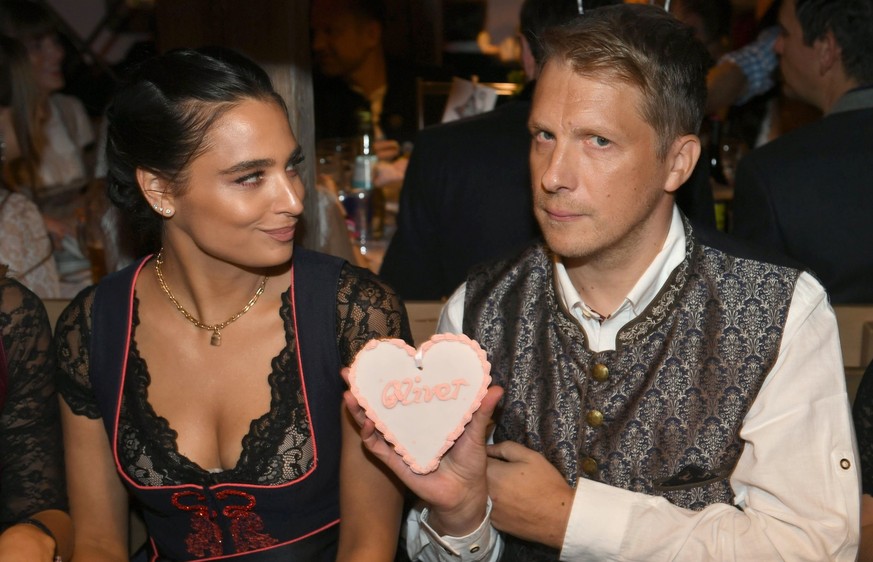 ARCHIV - 18.09.2022, Bayern, München: Der Comedian Oliver Pocher und seine Frau Amira feiern beim Almauftrieb&quot; im Käfer-Zelt auf dem Oktoberfest. (zu dpa: «Oliver und Amira Pocher haben sich getr ...