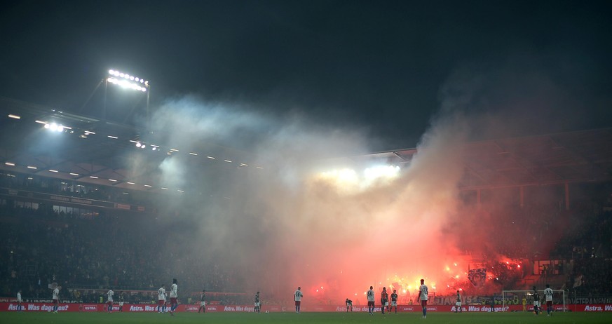 Beide Fanlager zündeten nach der Halbzeitpause Pyrotechnik, und das Spiel musste kurzzeitig unterbrochen werden.