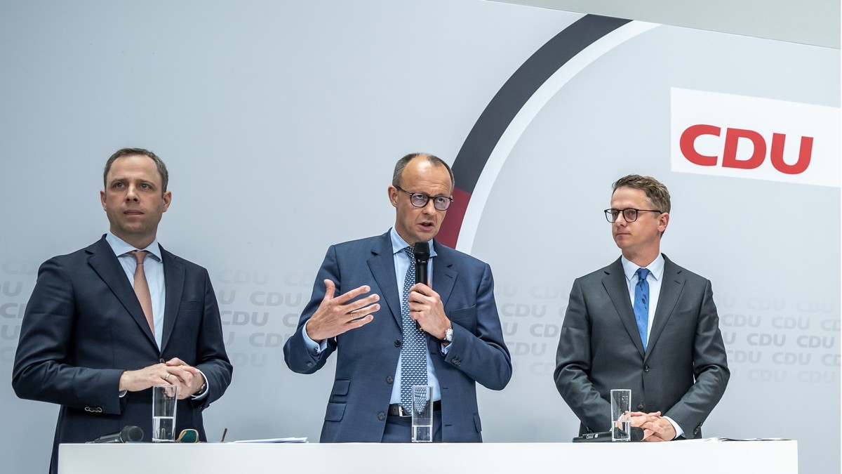 ARCHIV - 17.04.2023, Berlin: Friedrich Merz (2.v.l), CDU-Bundesvorsitzender und Fraktionsvorsitzender der CDU/CSU-Fraktion, stellt neben Carsten Linnemann (r), stellvertretender Bundesvorsitzender, un ...
