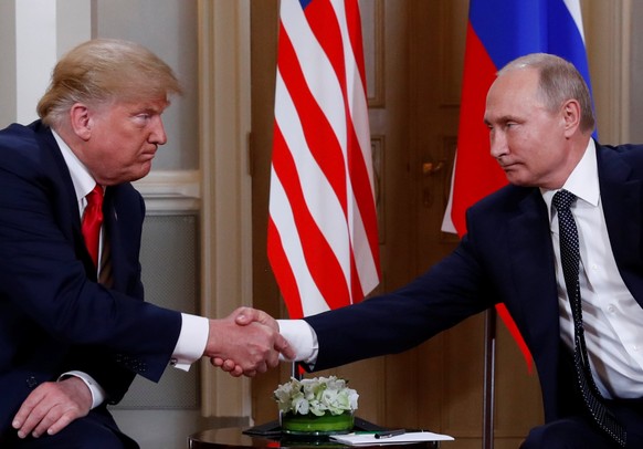 U.S. President Donald Trump and Russia&#039;s President Vladimir Putin shake hands as they meet in Helsinki, Finland July 16, 2018. REUTERS/Kevin Lamarque