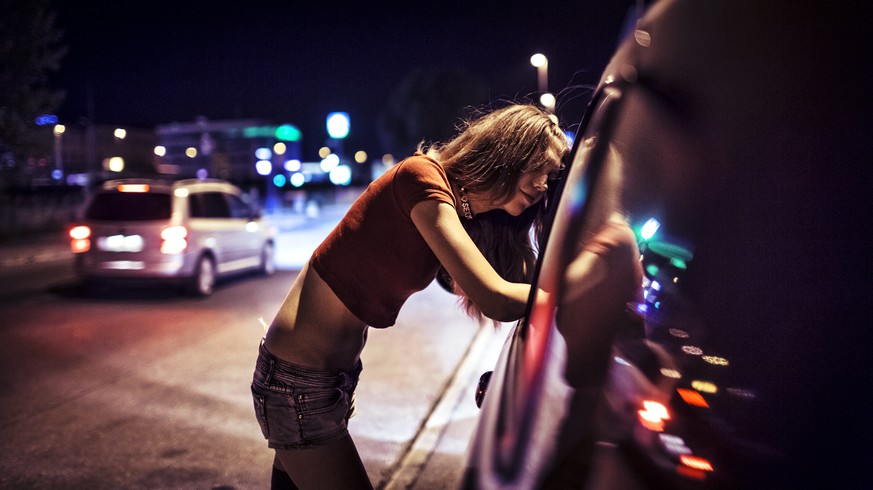Prostitution auf der Straße. Sexarbeiterin hat Kontakt mit einem möglichen Kunden.