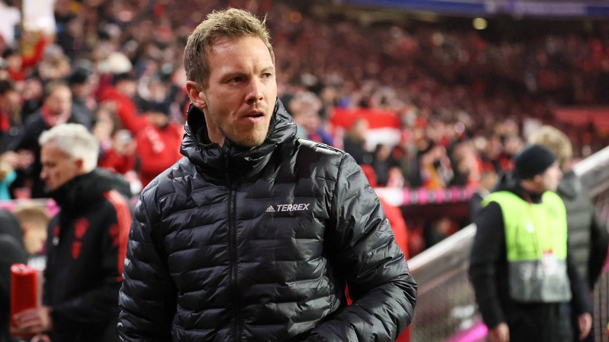 München, Deutschland 28. Januar 2023: Fussball, Herren, Saison 2022/2023, FC Bayern München - Eintracht Frankfurt, Bundesliga, Allianz Arena Julian Nagelsmann, Trainer FC Bayern München mit Blick nach ...