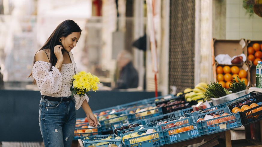 Young woman buying vegetables and fruits at market model released Symbolfoto DCRF00484