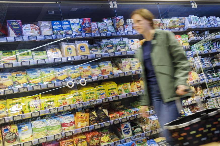 Aelter Frau kauft im Supermakt ein. Radevormwald Deutschland *** Old woman shopping in supermarket Radevormwald Germany Copyright: xUtexGrabowsky/photothek.dex