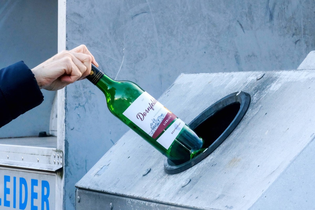 D√ºsseldorf 13.03.2023 Flaschencontainer Altglascontainer Altglas Glas Flaschen Entsorgung Awista M√ºllabfuhr Container Wohlstand Wohlstandsgesellschaft Wohlstandsm√ºll Recycling Gr√ºnglas Glasflasche ...