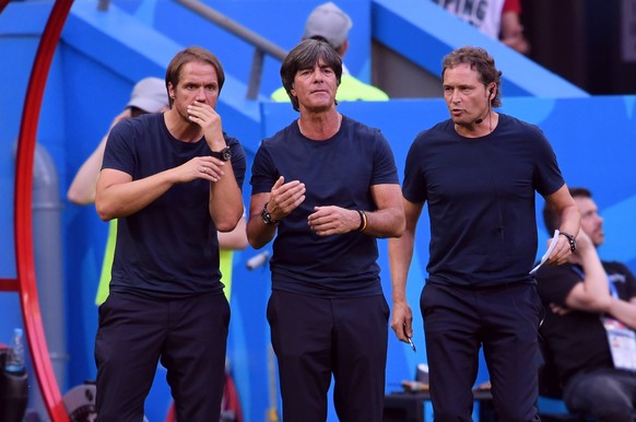 FUSSBALL WM 2018 Vorrunde Gruppe F ------- Suedkorea - Deutschland 27.06.2018 Co-Trainer Thomas Schneider, Trainer Joachim Loew und Co-Trainer Marcus Sorg (v.l., alle Deutschland) *** FIFA World Cup 2 ...