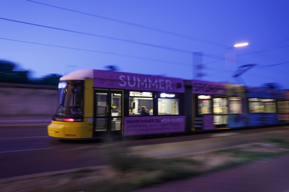 11.07.2022, Berlin: Eine Tram mit der Aufschrift &quot;Summer&quot; f�hrt am fr�hen Morgen �ber die Bernauer Stra�e. Foto: Joerg Carstensen/dpa +++ dpa-Bildfunk +++