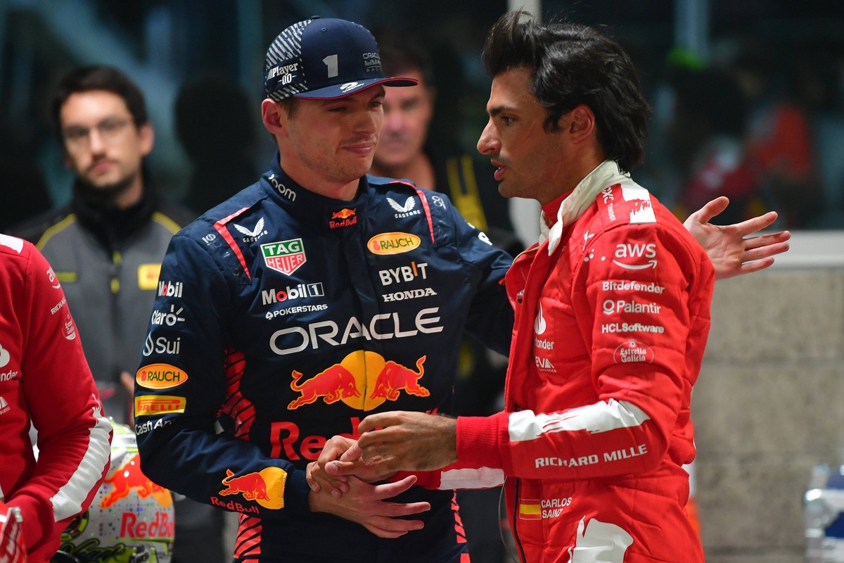Formula One: Formula 1 Heineken Silver Las Vegas Grand Prix Nov 17, 2023 Las Vegas, Nevada, USA Red Bull Racing driver Max Verstappen of The Netherlands 1 greets Scuderia Ferrari driver Carlos Sainz J ...