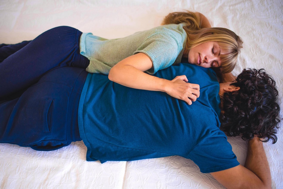 Als Kuscheltherapeut:in muss man sich ganz auf die Bedürfnisse der anderen Person einstellen.