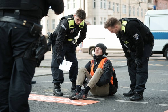 Letzte Generation blockiert Greifswalder Str. in Berlin Am 02.05.2023 blockierten 5 Aktivisten der sog. Letzten Generation die Greifswalder Str. an der Kreuzung Danziger Str. gegen 8 Uhr. Sie protesti ...