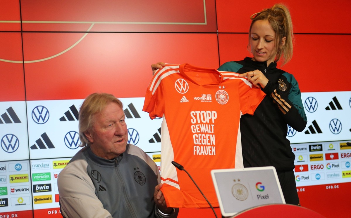 30.11.2023, xgrfx, Fussball UEFA Women s Nations League Pressekonferenz und Abschlusstraining , Deutschland - D�nemark emspor, v.l.Kathrin Hendrich pr�sentiert Aufw�rmshirt Stopp Gewalt gegen Frauen D ...