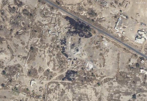 HANDOUT - 12.01.2024, Jemen, Sanaa: Ein von Maxar Technologies zur Verfügung gestellte Satellitenbild vom Freitag, 12. Januar 2024, zeigt Schäden durch Luftangriffe auf eine Radaranlage am Flughafen v ...