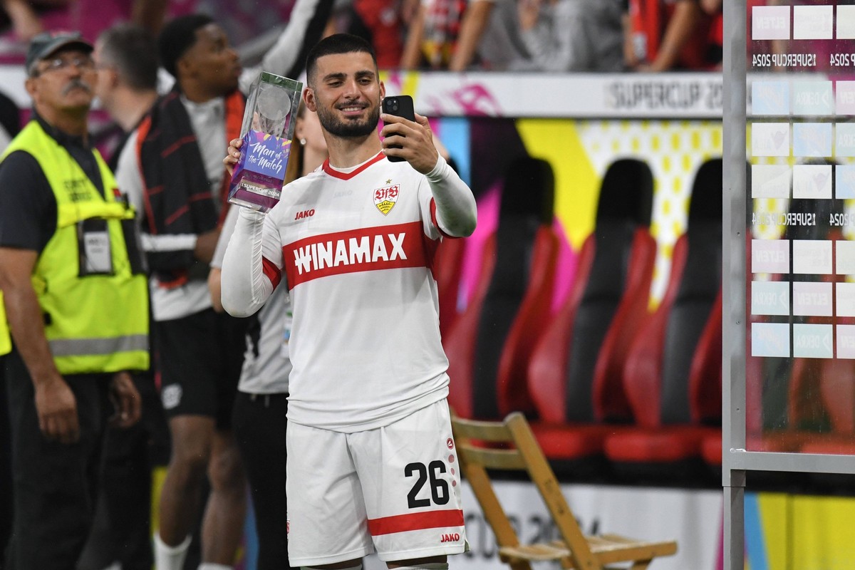 Deniz Undav VFB Stuttgart mit dem Pokal fuer den man of the match. GER, Bayer 04 Leverkusen vs VFB Stuttgart, Fussball, DFL Supercup Finale, Spielzeit 2024/2025, 17.08.2024 DFL REGULATIONS PROHIBIT AN ...