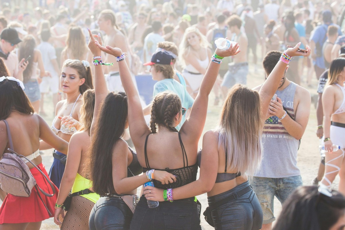 Viele junge Australier:innen machen Partyurlaub auf Bali.