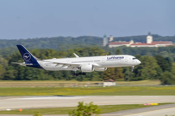 Lufthansa Airbus A350-941 mit dem Luftfahrzeugkennzeichen D-AIVA im Landeanflug auf die nördliche Startbahn 08L des Flughafens München MUC EDDM *** Lufthansa Airbus A350 941 with the Aircraft registra ...
