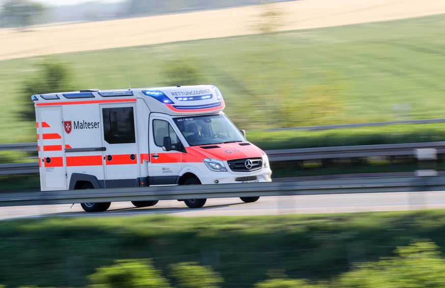 ARCHIV - 19.05.2019, Sachsen-Anhalt, Leuna: Ein Rettungswagen der Malteser f