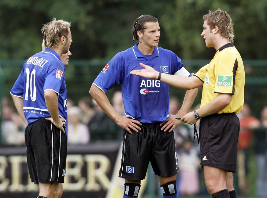 Die HSV-Profis Sergej Barbarez und Daniel Van Buyten können die Entscheidungen von Robert Hoyzer nicht fassen.