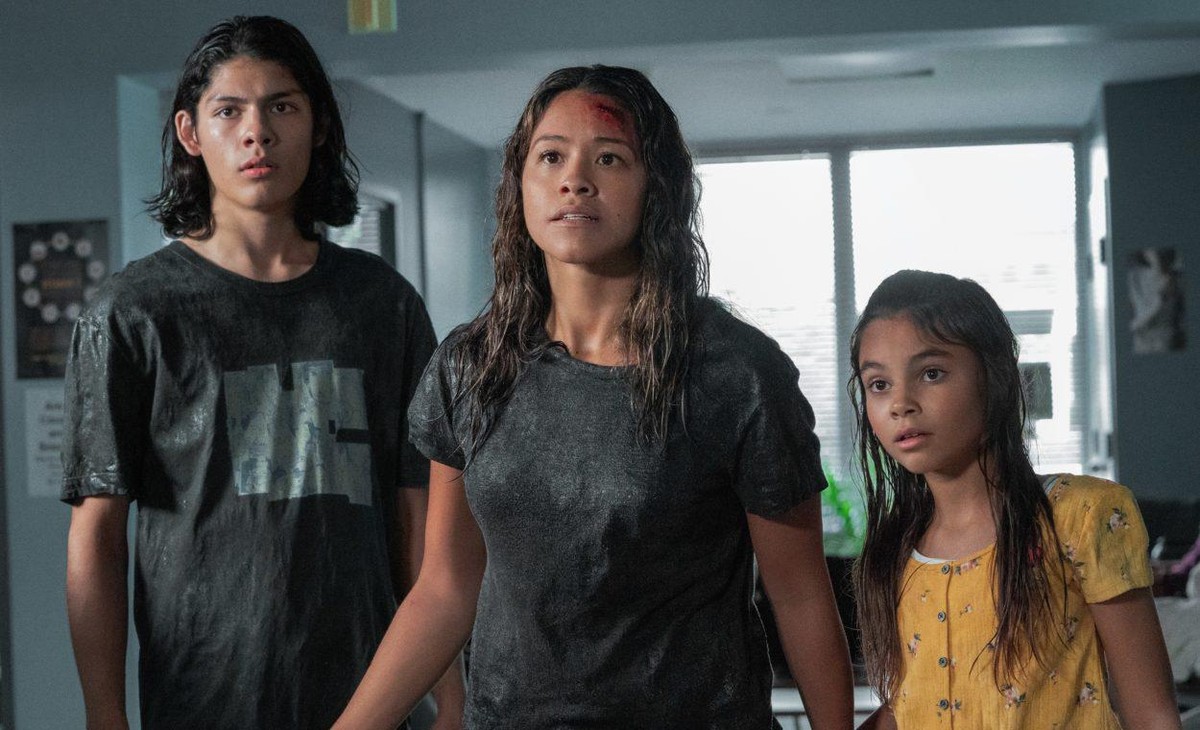Awake: (L-R) Lucius Hoyos as Noah, Gina Rodriguez as Jill, Ariana Greenblatt as Matilda. Cr. Peter H. Stranks/NETFLIX © 2021