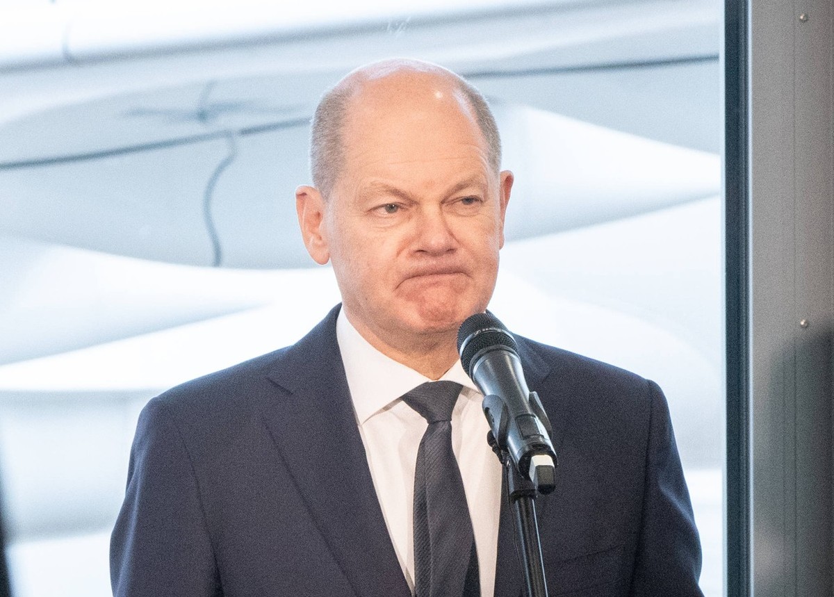 Pressestatement von Bundeskanzler Scholz am Berlinber Flughafen vor seiner Abreise zum Besuch im Haschemetischen K