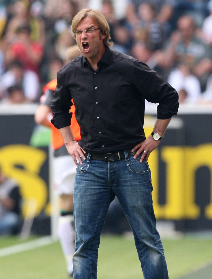 Er trägt jetzt Hemd und eine schicke Uhr: Mainz verpasste 2008 nach dem Bundesliga-Abstieg im Vorjahr knapp den Wiederaufstieg in die Bundesliga. Klopp hatte bereits vorher angekündigt, seinen Vertrag in Mainz dann nicht zu verlängern. Er ging daraufhin zu Borussia Dortmund.