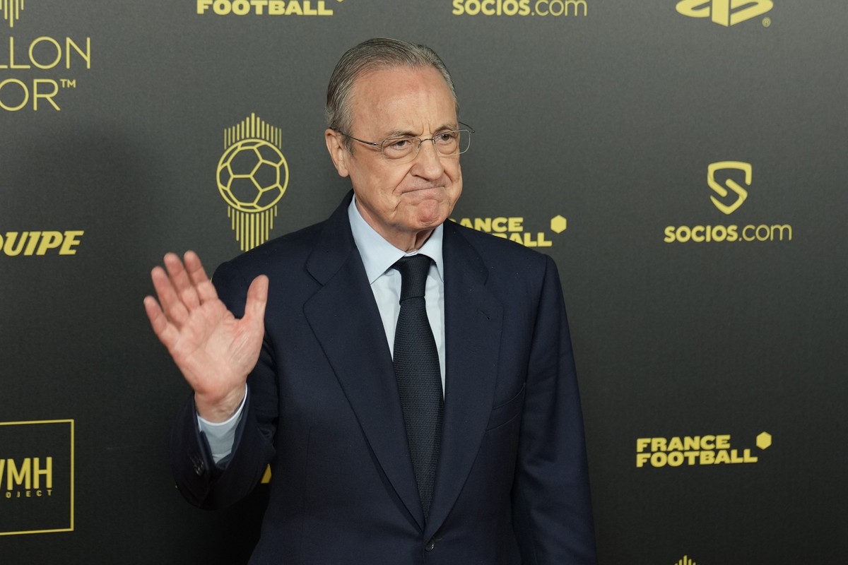 Real Madrid president Florentino Perez poses for a picture prior the 66th Ballon d&#039;Or ceremony at Theatre du Chatelet in Paris, France, Monday, Oct. 17, 2022. (AP Photo/Francois Mori)