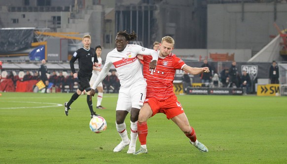 Stuttgart, Fußball Bundesliga, Saison 2022/2023, VfB Stuttgart vs. FC Bayern München , von links: Tanguy Coulibaly VfB / Matthijs de Ligt Bayern Gemäß den Vorgaben der DFL Deutsche Fußball Liga ist es ...