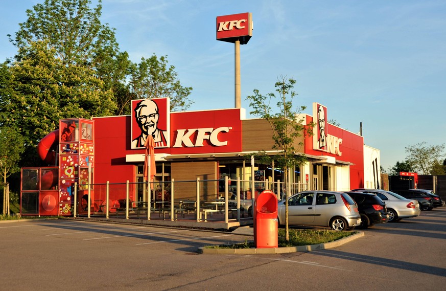 KFC steht fuer Kentucky Fried Chicken, ein auf Gefluegel spezialisiertes US-amerikanisches Fast-Food-Franchise-Systemgastronomie-Unternehmen, das zu Yum Brands gehoert. Mit ueber 20000 Restaurants geh ...