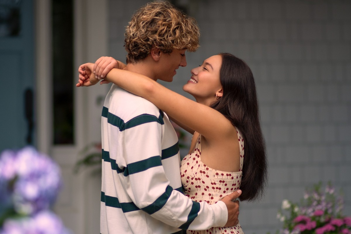 Belly (Lola Tung) and Jeremiah (Gavin Casalegno) in THE SUMMER I TURNED PRETTY Photo: Erika Doss © AMAZON CONTENT SERVICES LLC