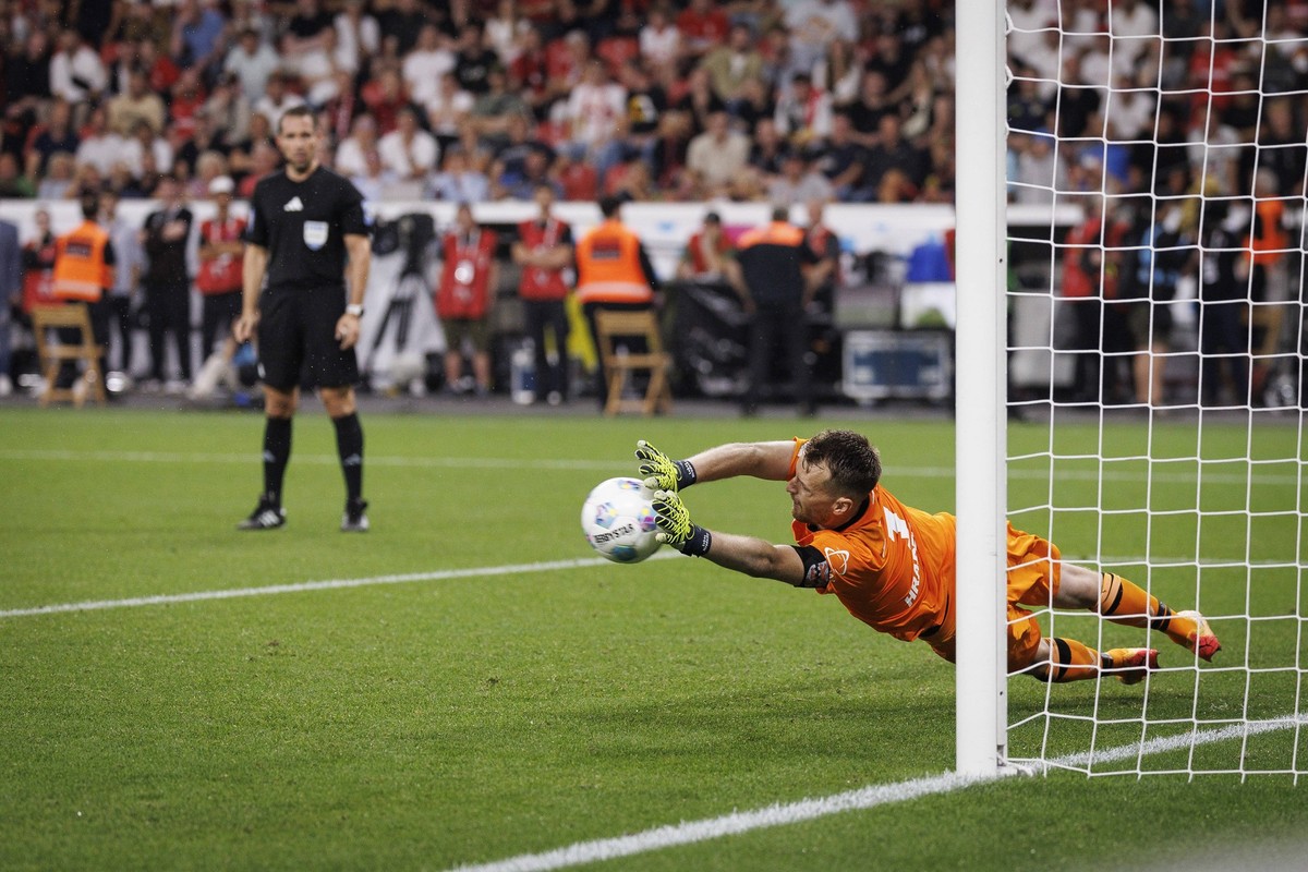 DFL Supercup 2024, Bayer 04 Leverkusen - VfB Stuttgart 17.08.2024 Lukas Hradecky Bayer 04 Leverkusen, 1 h