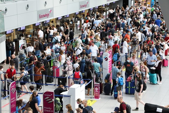 DUSSELDORF, GERMANY - JUNE 25: People wait in long lines amid summer travel chaos due to lack of personnel at Dusseldorf International Airport in Dusseldorf, North Rhine-Westphalia, Germany on June 25 ...