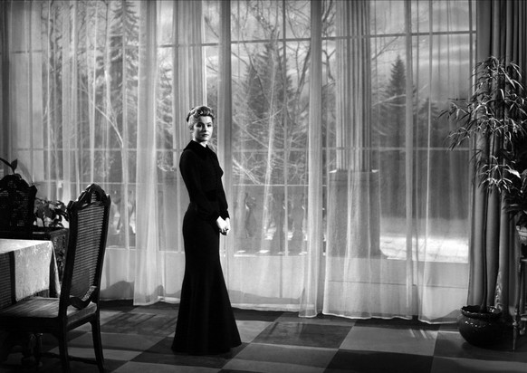 Johanna Matz Characters: Regine Winter Film: Regine DE 1956 Director: Harald Braun 23 February 1956 Regine BRD 1955, Regie: Harald Braun Johanna Matz / junge Frau, langes schwarzes Kleid, zchtig, in S ...