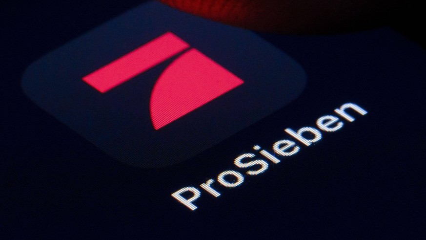 Das Logo des Fernsehsenders ProSieben ist auf dem Display eines Smartphone zu sehen. Berlin, 22.04.2020. Berlin Deutschland *** The ProSieben TV station logo can be seen on the display of a smartphone ...