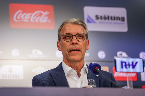 ARCHIV - 07.06.2022, Nordrhein-Westfalen, Gelsenkirchen: Fußball: Bundesliga, Pressekonferenz des FC Schalke 04 zur Vorstellung des neuen Cheftrainers in der Veltins Arena, Schalkes Sportvorstand Pete ...