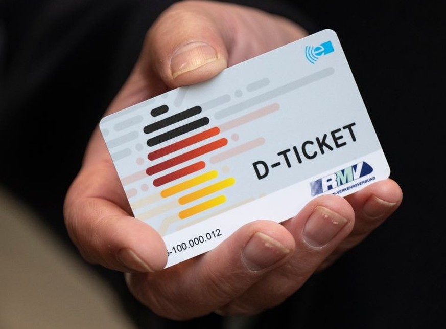 ARCHIV - 03.04.2023, Hessen, Frankfurt/Main: Ein «D-Ticket» im Chipkartenformat wird anlässlich des Verkaufsstarts des Deutschlandtickets im Frankfurter Hauptbahnhof auf einem Pressetermin gezeigt. Ru ...