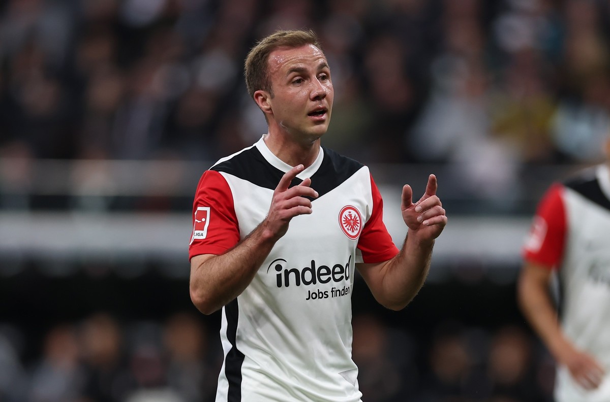 29.03.2025, Fussball Bundesliga, Eintracht Frankfurt - VfB Stuttgart, v.l., Mario Götze (Eintracht Frankfurt) gibt Anweisungen, gestikuliert, mit den Armen gestikulieren gives instructions, gesticulat ...
