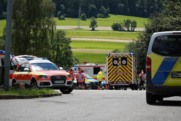 14.07.2024, Baden-Württemberg, Albstadt-Lautlingen: Rettungsdienste und Polizei stehen an einer Straße bei einem mutmaßliche Amokalarm- Einsatz in Albstadt-Lautlingen. Foto: Jannik Nölke/dpa +++ dpa-B ...