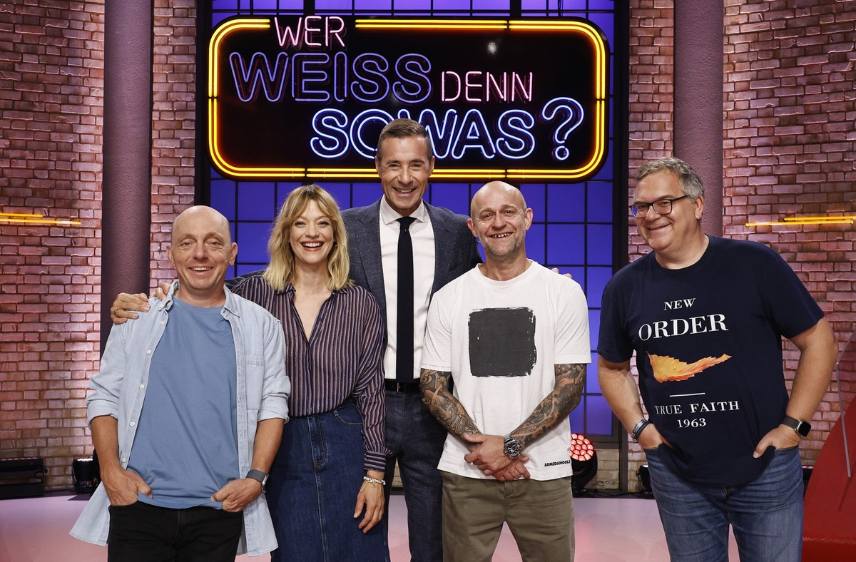 ARD WER WEISS DENN SOWAS? FOLGE 1168, "Heike Makatsch und Jürgen Vogel", am Montag (07.10.24) um 18:00 Uhr im ERSTEN.
Moderator Kai Pflaume (mi.) und seine Rateteam-Kapitäne Bernhard Hoëcker ...