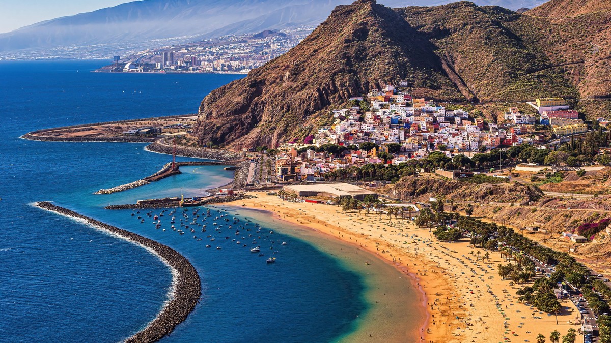 Amazing view of beach las Teresitas with yellow sand. Beach las Teresitas with yellow sand. Location: Santa Cruz de Tenerife, Tenerife, Canary Islands. Teneriffe *** Wunderschöne Aussicht auf den Stra ...