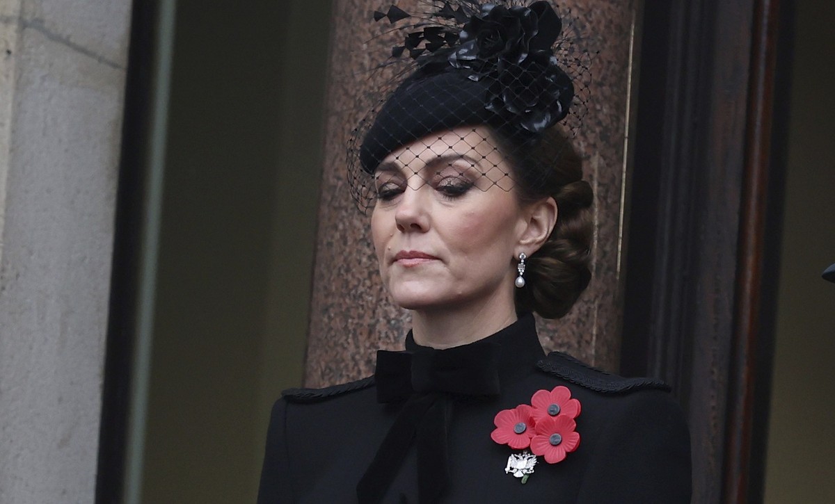 10.11.2024, Großbritannien, London: Kate, Prinzessin von Wales, steht auf einem Balkon während des nationalen Gedenkgottesdienstes am Kenotaph. Erstmals seit dem Ende ihrer Chemotherapie hat sich Prin ...