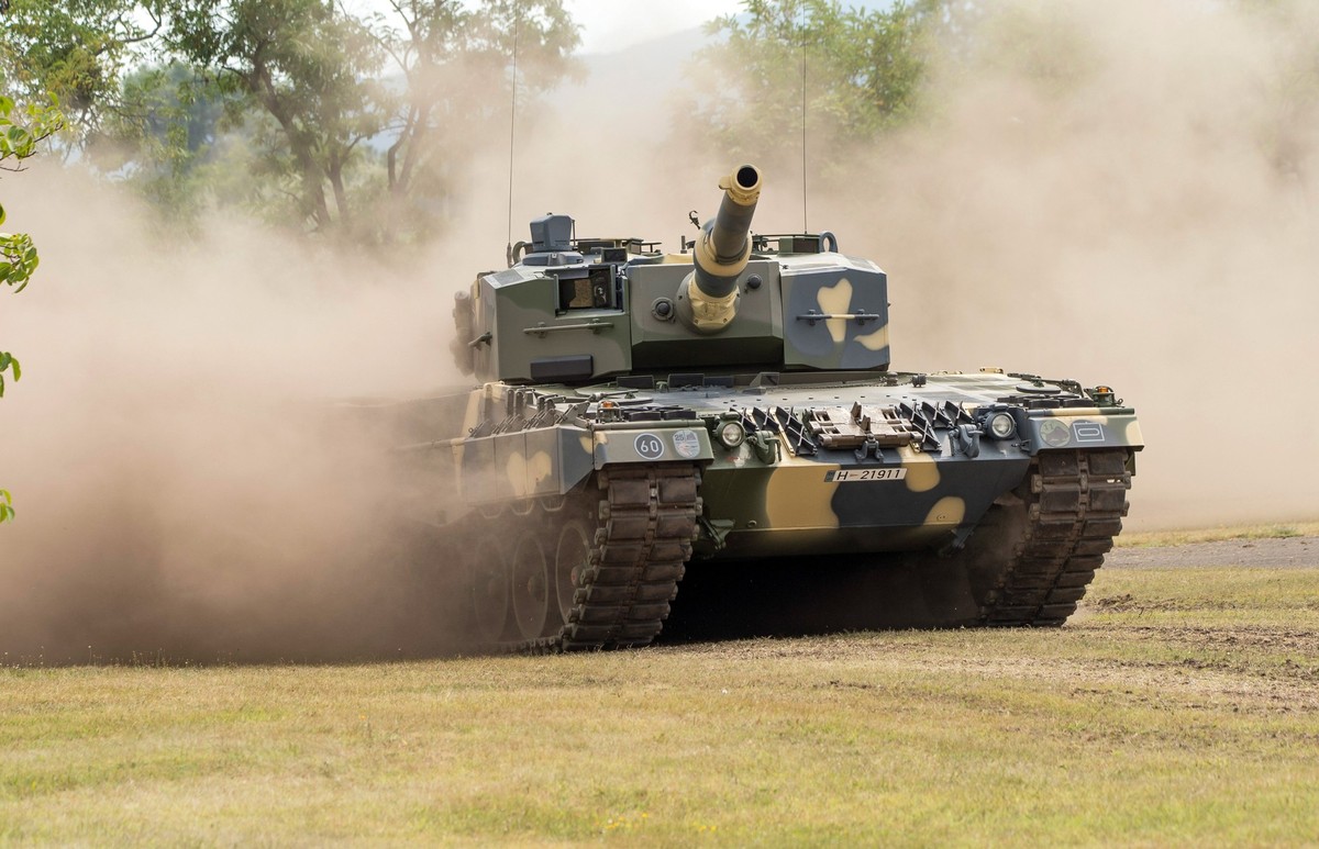 ARCHIV - 24.07.2020, Ungarn, Tata: Ein Panzer des Typs Leopard 2 A4 wird zur Demonstration bei der feierlichen Übergabe der ersten vier Panzer an die ungarische Armee gefahren. (zu dpa «Leopard 2 vs.  ...