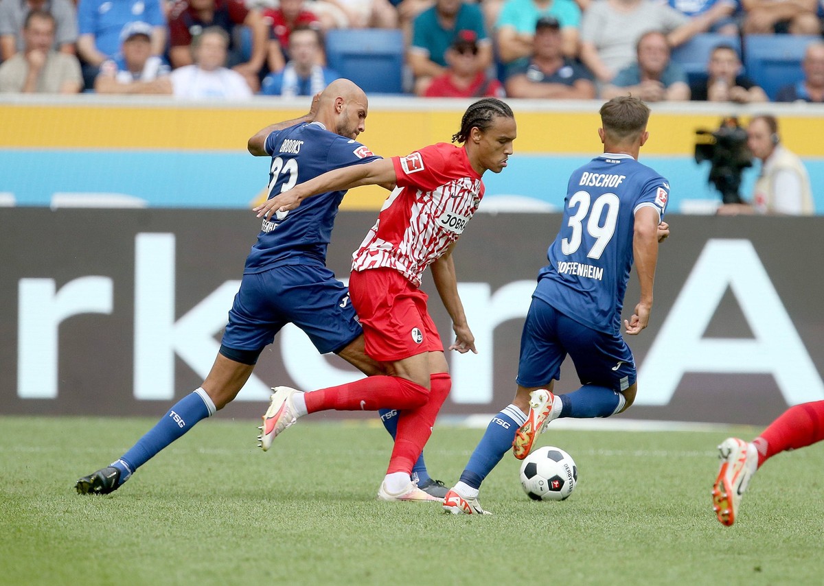 V.li. John Anthony Brooks Hoffenh , Kiliann Sildillia Freiburg , Tom Bischof Hoffenh . Fussball: LIGA: Saison 23/24: TSG 1899 Hoffenheim - SC Freiburg , 1. Spieltag, 19.08.2023. *** V li John Anthony  ...