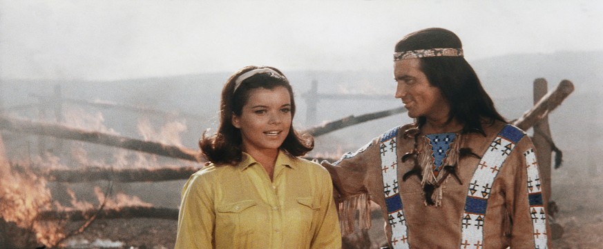 23.09.2022, ---: Winnetou (Pierre Brice) ist froh, dass es gelungen ist Apanatschi (Uschi Glas) zu besch