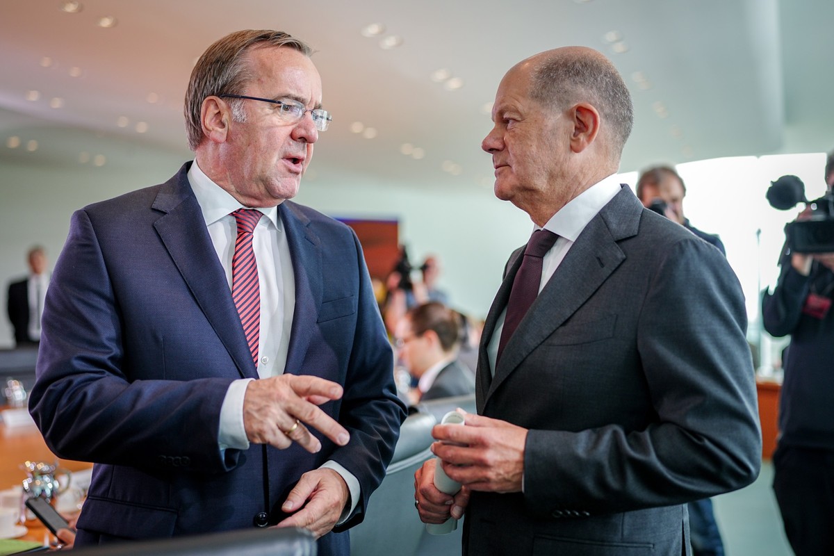 dpatopbilder - 12.06.2024, Berlin: Bundeskanzler Olaf Scholz (r, SPD) und Boris Pistorius (SPD), Bundesminister der Verteidigung, unterhalten sich zu Beginn der Sitzung des Bundeskabinetts. Foto: Kay  ...