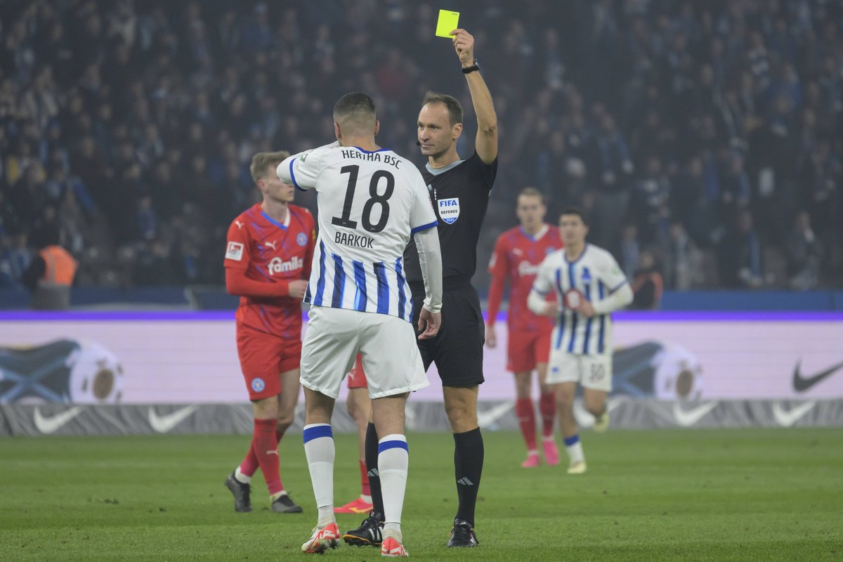 v.l. Aymane Barkok Hertha BSC, 18, Bastian Dankert - Schiedsrichter gibt Gelb, Hertha BSC - Holstein Kiel, 2. Bundesliga, Fussball, DFB, Spielzeit 2023/2024, 24. Spieltag, Olympia - Stadion Berlin, DF ...