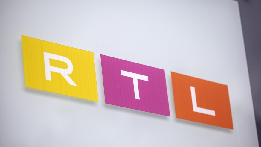 08.08.2023, Nordrhein-Westfalen, Köln: Das Logo des Fernsehsenders RTL ist auf einem Hinweisschild vor dem Gebäude des Sendezentrums in Köln zu sehen. Der Fernsehkonzern korrigierte seine Jahresprogno ...