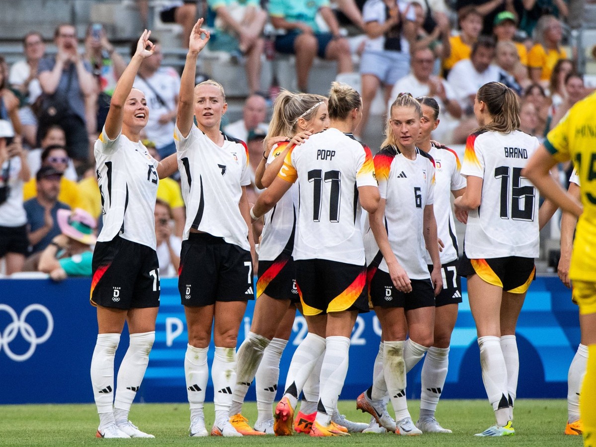 Giulia Gwinn Deutschland, 15, Lea Schueller Deutschland, 07, Alexandra Popp Deutschland, 11, Jule Brand Deutschland, 16 und Team jubeln ueber das Tor zum 2:0, FRA, Olympische Spiele Paris 2024, Fussba ...