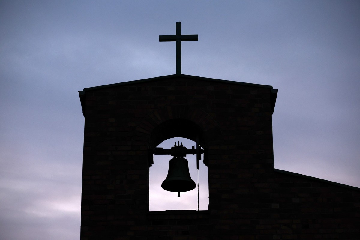 ILLUSTRATION - 05.05.2023, Bayern, M�nchen: Die katholische St. Josefs-Kirche am fr�hen Morgen. Am 05.05.2023 beginnt die zweit�gige Vollversammlung des Zentralkomitees der deutschen Katholigen (ZdK)  ...