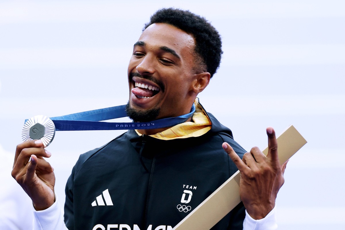 NEUGEBAUER Leo Team GER Silbermedaille 3.Tag Leichtathletik 10-Kampf Maenner Siegerehrung Paris Olympische Spiele 2024 04. 08. 2024 Paris *** NEUGEBAUER Leo Team GER Silver Medal 3 Day Athletics 10 Fi ...